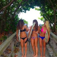 Napi bikinis csaj – Szörfös lányok
